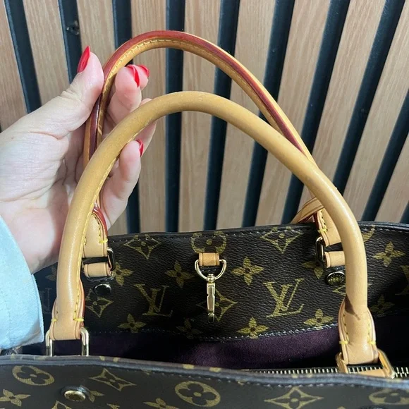 Louis Vuitton 
MONTAIGNE LEATHER HANDBAG in Excellent Condition - Picture 15 of 15